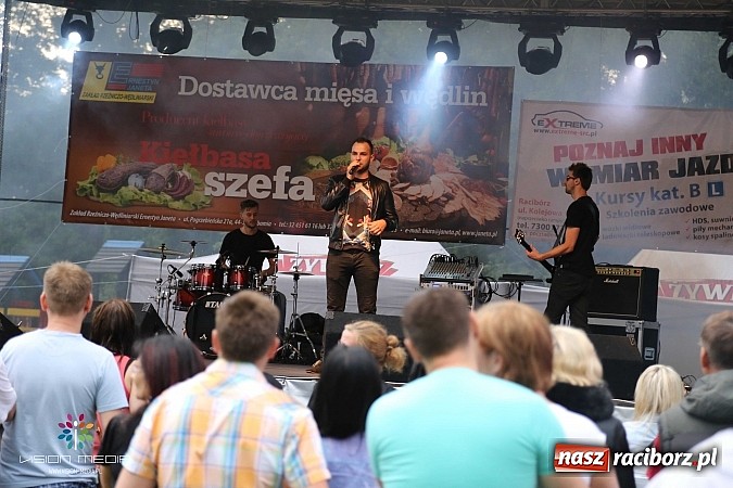 Zdjęcie w galerii na portalu naszraciborz.pl: Ulewa popsuła w Szymocicach galę disco-polo, ale Weekend zagrał wiadomości z regionu