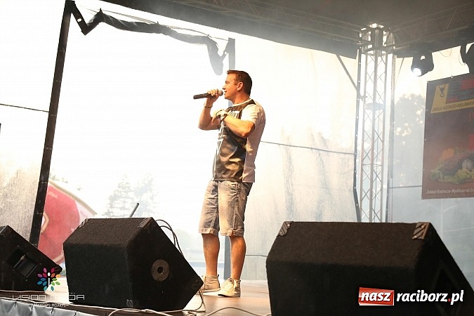 Zdjęcie w galerii na portalu naszraciborz.pl: Ulewa popsuła w Szymocicach galę disco-polo, ale Weekend zagrał wiadomości z regionu