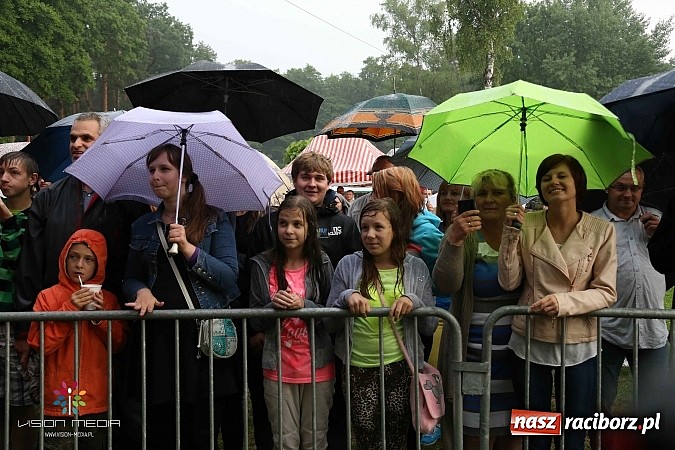Zdjęcie w galerii na portalu naszraciborz.pl: Ulewa popsuła w Szymocicach galę disco-polo, ale Weekend zagrał wiadomości z regionu