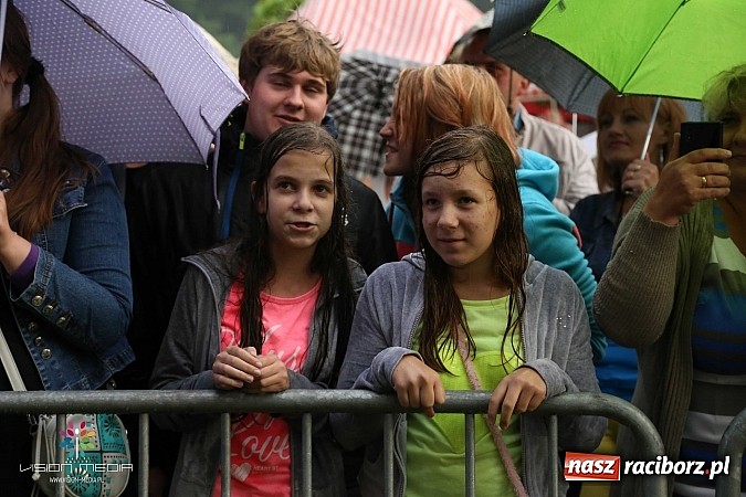 Zdjęcie w galerii na portalu naszraciborz.pl: Ulewa popsuła w Szymocicach galę disco-polo, ale Weekend zagrał wiadomości z regionu