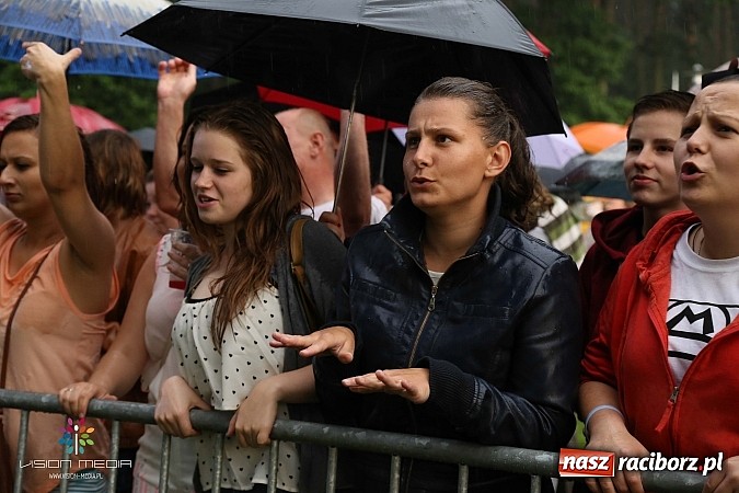 Zdjęcie w galerii na portalu naszraciborz.pl: Ulewa popsuła w Szymocicach galę disco-polo, ale Weekend zagrał wiadomości z regionu