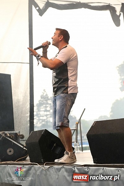 Zdjęcie w galerii na portalu naszraciborz.pl: Ulewa popsuła w Szymocicach galę disco-polo, ale Weekend zagrał wiadomości z regionu