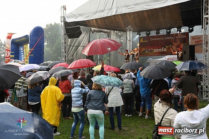 Zdjęcie w galerii na portalu naszraciborz.pl: Ulewa popsuła w Szymocicach galę disco-polo, ale Weekend zagrał wiadomości z regionu