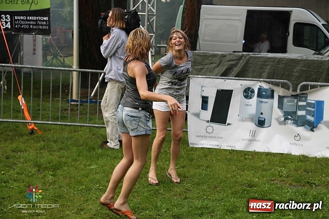 Zdjęcie w galerii na portalu naszraciborz.pl: Ulewa popsuła w Szymocicach galę disco-polo, ale Weekend zagrał wiadomości z regionu