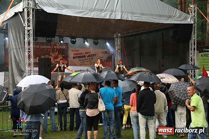 Zdjęcie w galerii na portalu naszraciborz.pl: Ulewa popsuła w Szymocicach galę disco-polo, ale Weekend zagrał wiadomości z regionu