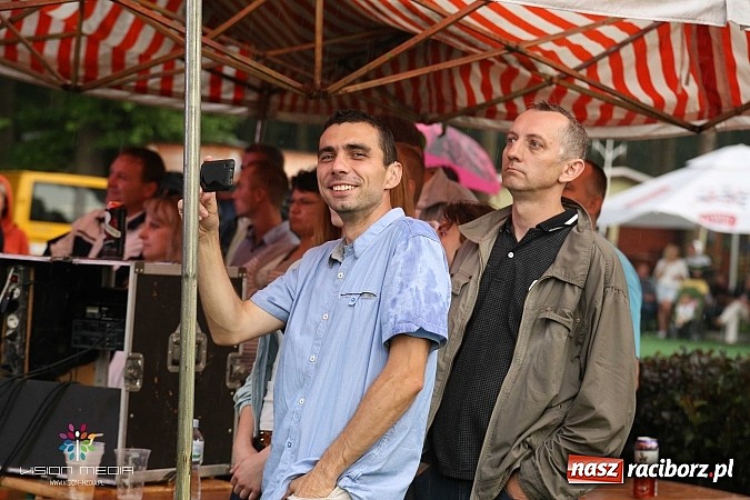 Zdjęcie w galerii na portalu naszraciborz.pl: Ulewa popsuła w Szymocicach galę disco-polo, ale Weekend zagrał wiadomości z regionu