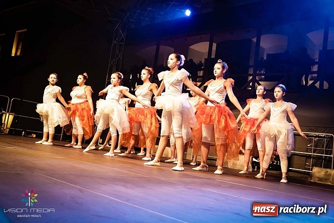 Zdjęcie w galerii na portalu naszraciborz.pl: Tancerze z MDK, Zyg-Zak i fire-show - III Zamkowa Noc z Duchami raz jeszcze wiadomości z regionu