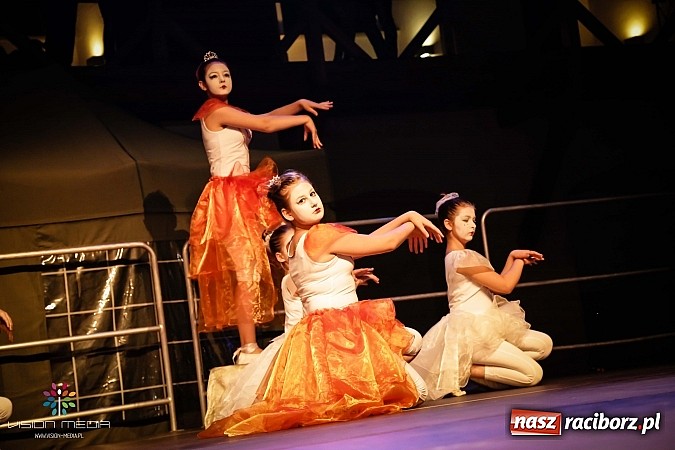 Zdjęcie w galerii na portalu naszraciborz.pl: Tancerze z MDK, Zyg-Zak i fire-show - III Zamkowa Noc z Duchami raz jeszcze wiadomości z regionu