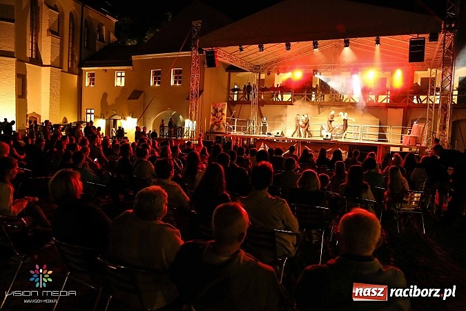 Zdjęcie w galerii na portalu naszraciborz.pl: Tancerze z MDK, Zyg-Zak i fire-show - III Zamkowa Noc z Duchami raz jeszcze wiadomości z regionu