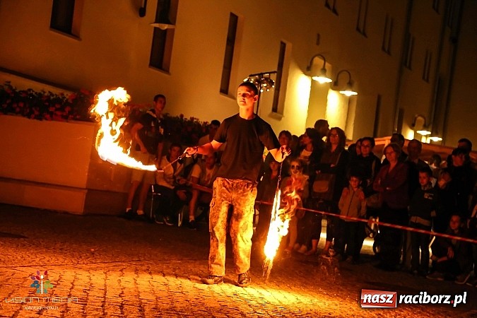 Zdjęcie w galerii na portalu naszraciborz.pl: Tancerze z MDK, Zyg-Zak i fire-show - III Zamkowa Noc z Duchami raz jeszcze wiadomości z regionu
