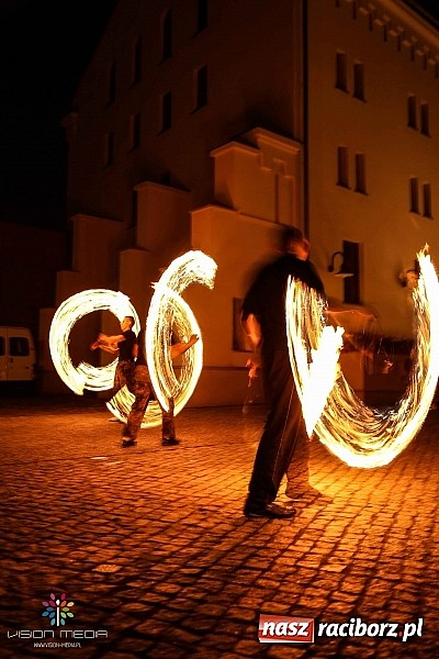 Zdjęcie w galerii na portalu naszraciborz.pl: Tancerze z MDK, Zyg-Zak i fire-show - III Zamkowa Noc z Duchami raz jeszcze wiadomości z regionu