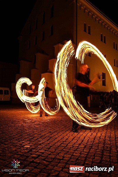 Zdjęcie w galerii na portalu naszraciborz.pl: Tancerze z MDK, Zyg-Zak i fire-show - III Zamkowa Noc z Duchami raz jeszcze wiadomości z regionu