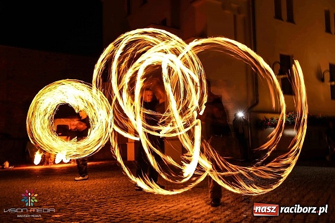 Zdjęcie w galerii na portalu naszraciborz.pl: Tancerze z MDK, Zyg-Zak i fire-show - III Zamkowa Noc z Duchami raz jeszcze wiadomości z regionu
