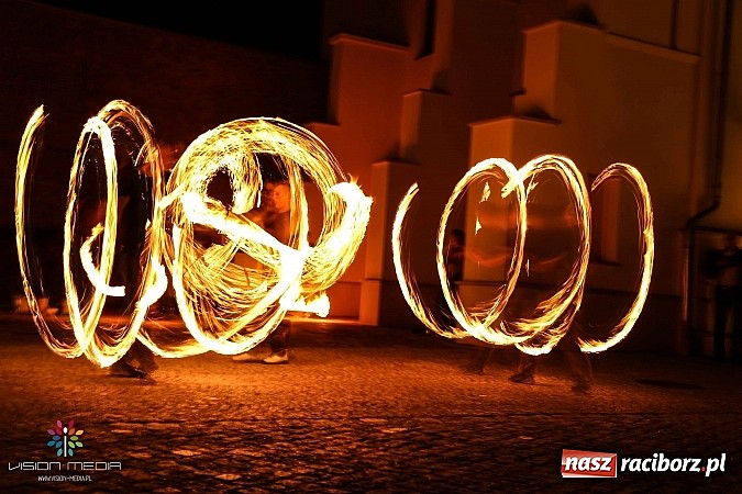 Zdjęcie w galerii na portalu naszraciborz.pl: Tancerze z MDK, Zyg-Zak i fire-show - III Zamkowa Noc z Duchami raz jeszcze wiadomości z regionu