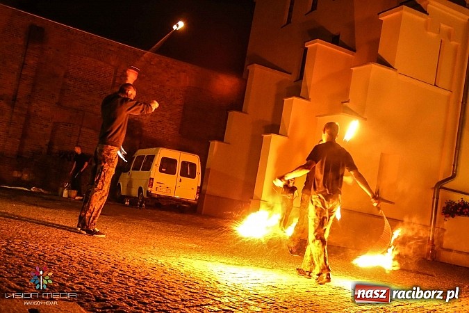 Zdjęcie w galerii na portalu naszraciborz.pl: Tancerze z MDK, Zyg-Zak i fire-show - III Zamkowa Noc z Duchami raz jeszcze wiadomości z regionu