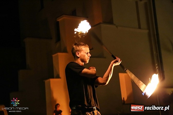 Zdjęcie w galerii na portalu naszraciborz.pl: Tancerze z MDK, Zyg-Zak i fire-show - III Zamkowa Noc z Duchami raz jeszcze wiadomości z regionu