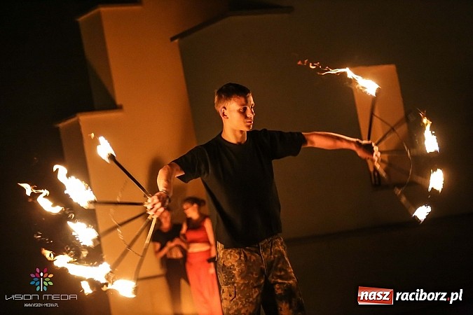 Zdjęcie w galerii na portalu naszraciborz.pl: Tancerze z MDK, Zyg-Zak i fire-show - III Zamkowa Noc z Duchami raz jeszcze wiadomości z regionu