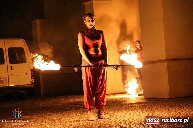 Zdjęcie w galerii na portalu naszraciborz.pl: Tancerze z MDK, Zyg-Zak i fire-show - III Zamkowa Noc z Duchami raz jeszcze wiadomości z regionu