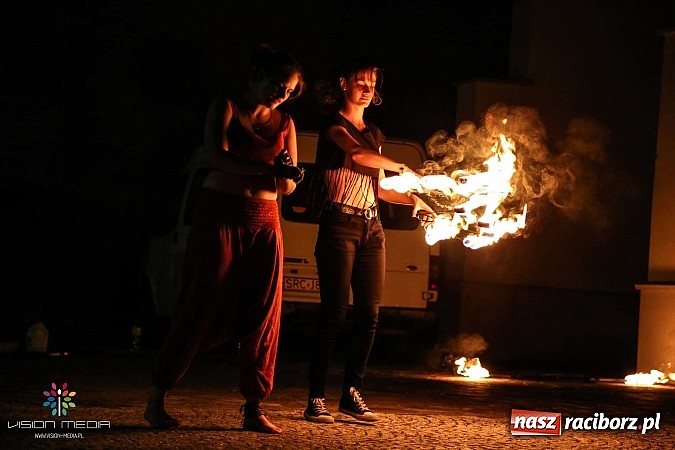 Zdjęcie w galerii na portalu naszraciborz.pl: Tancerze z MDK, Zyg-Zak i fire-show - III Zamkowa Noc z Duchami raz jeszcze wiadomości z regionu