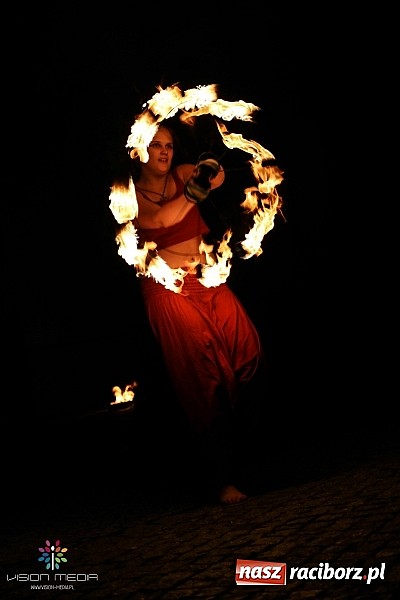 Zdjęcie w galerii na portalu naszraciborz.pl: Tancerze z MDK, Zyg-Zak i fire-show - III Zamkowa Noc z Duchami raz jeszcze wiadomości z regionu