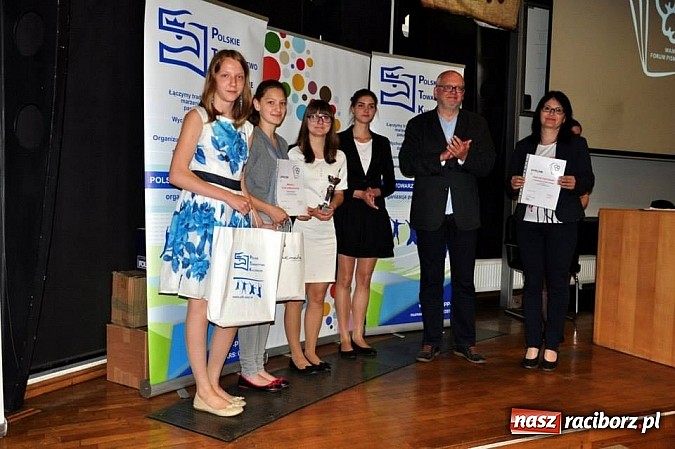 Zdjęcie w galerii na portalu naszraciborz.pl: Redaktorzy z Gimnazjum nr 3 nagrodzeni wiadomości z regionu