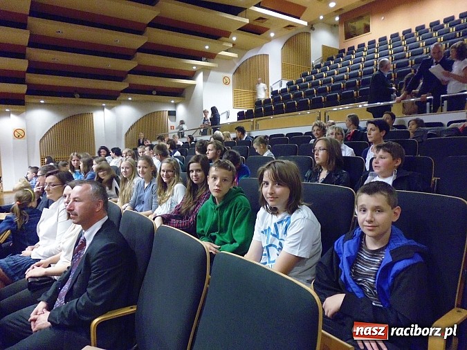 Zdjęcie w galerii na portalu naszraciborz.pl: Redaktorzy z Gimnazjum nr 3 nagrodzeni wiadomości z regionu