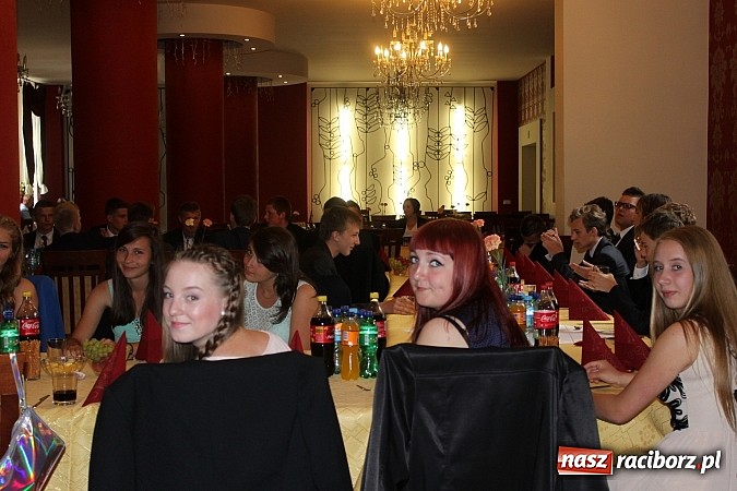 Zdjęcie w galerii na portalu naszraciborz.pl: Żegnamy się z Gimnazjum nr 5 dobrą zabawą na komersie wiadomości z regionu
