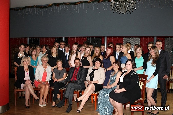 Zdjęcie w galerii na portalu naszraciborz.pl: Żegnamy się z Gimnazjum nr 5 dobrą zabawą na komersie wiadomości z regionu