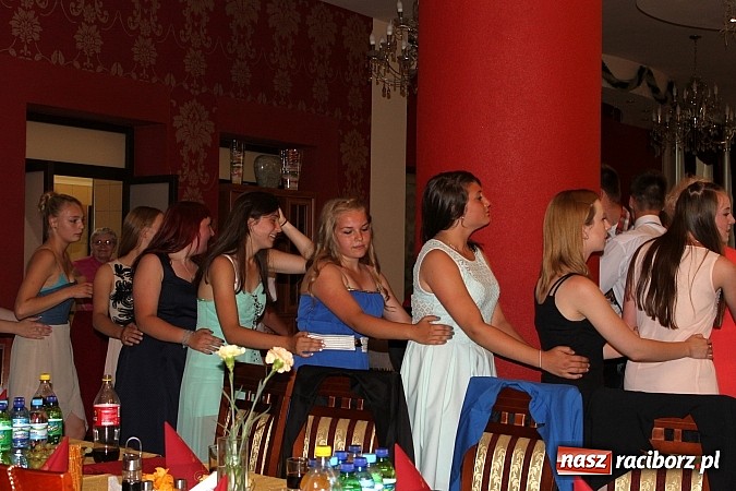 Zdjęcie w galerii na portalu naszraciborz.pl: Żegnamy się z Gimnazjum nr 5 dobrą zabawą na komersie wiadomości z regionu