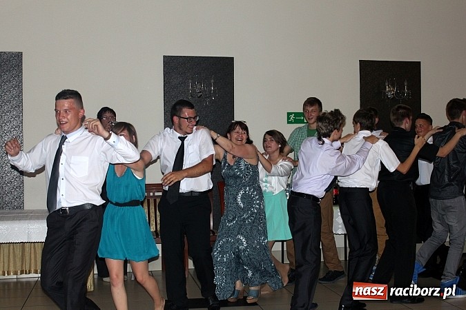 Zdjęcie w galerii na portalu naszraciborz.pl: Żegnamy się z Gimnazjum nr 5 dobrą zabawą na komersie wiadomości z regionu