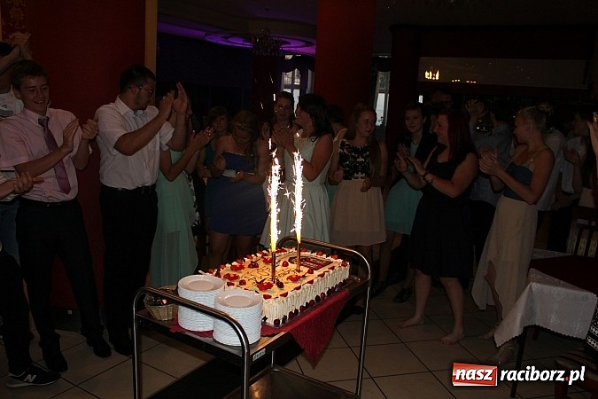 Zdjęcie w galerii na portalu naszraciborz.pl: Żegnamy się z Gimnazjum nr 5 dobrą zabawą na komersie wiadomości z regionu