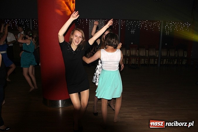 Zdjęcie w galerii na portalu naszraciborz.pl: Żegnamy się z Gimnazjum nr 5 dobrą zabawą na komersie wiadomości z regionu