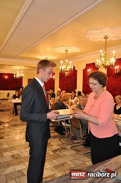 Zdjęcie w galerii na portalu naszraciborz.pl: Najzdolniejsi uczniowie z gminy Kuźnia Raciborska zostali nagrodzeni wiadomości z regionu