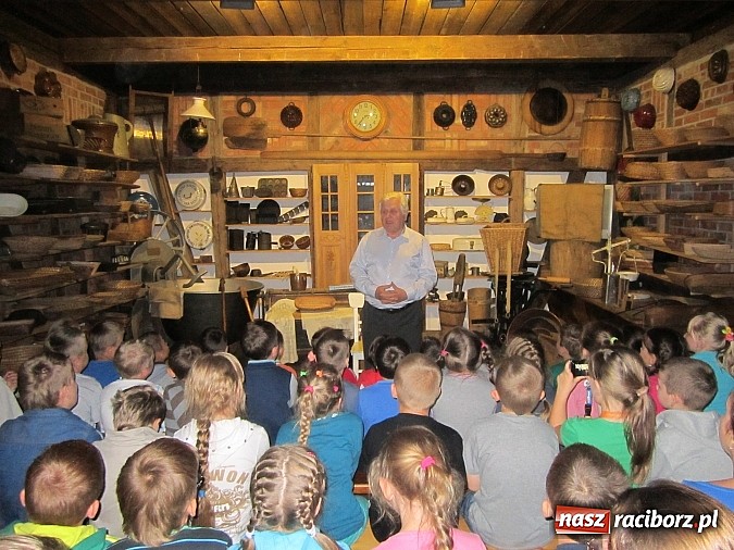 Zdjęcie w galerii na portalu naszraciborz.pl: Uczniowie ZSS z wizytą w Muzeum Chleba wiadomości z regionu