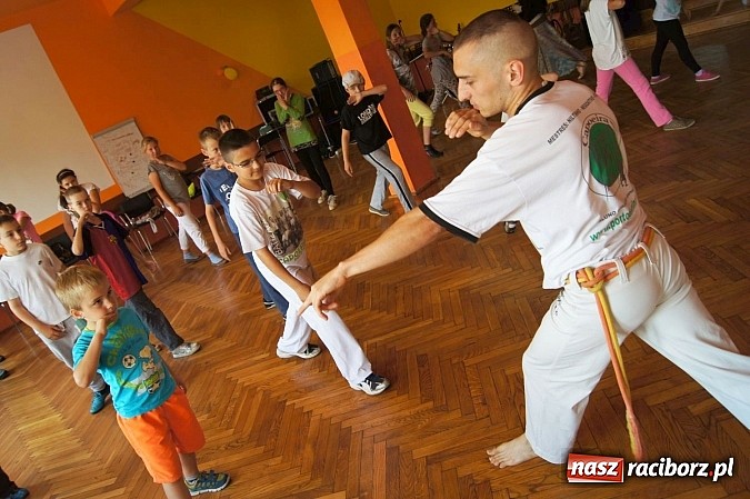 Zdjęcie w galerii na portalu naszraciborz.pl: Capoeira ściągnęła dzieci i młodzież do GCK w Nędzy wiadomości z regionu