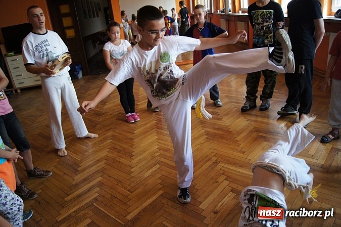 Zdjęcie w galerii na portalu naszraciborz.pl: Capoeira ściągnęła dzieci i młodzież do GCK w Nędzy wiadomości z regionu