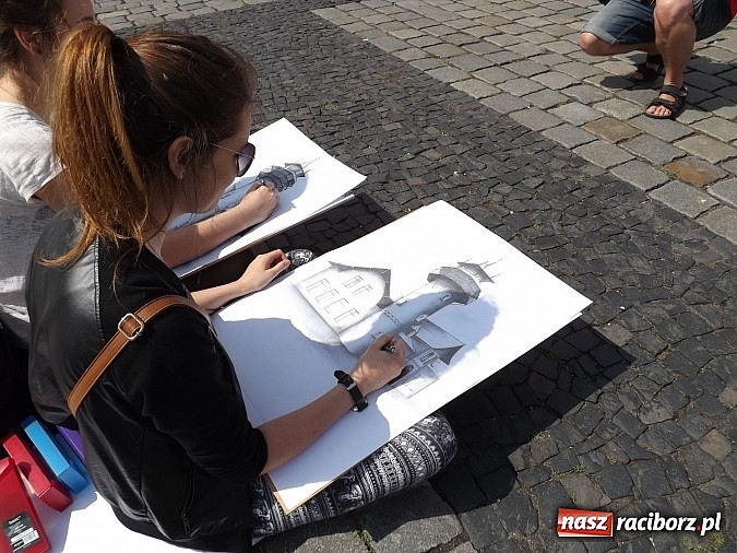 Zdjęcie w galerii na portalu naszraciborz.pl: Studenci PWSZ szkicują w plenerze wiadomości z regionu