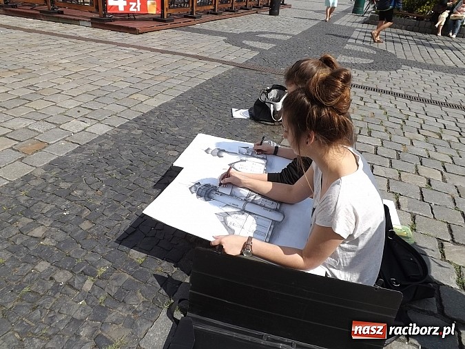 Zdjęcie w galerii na portalu naszraciborz.pl: Studenci PWSZ szkicują w plenerze wiadomości z regionu
