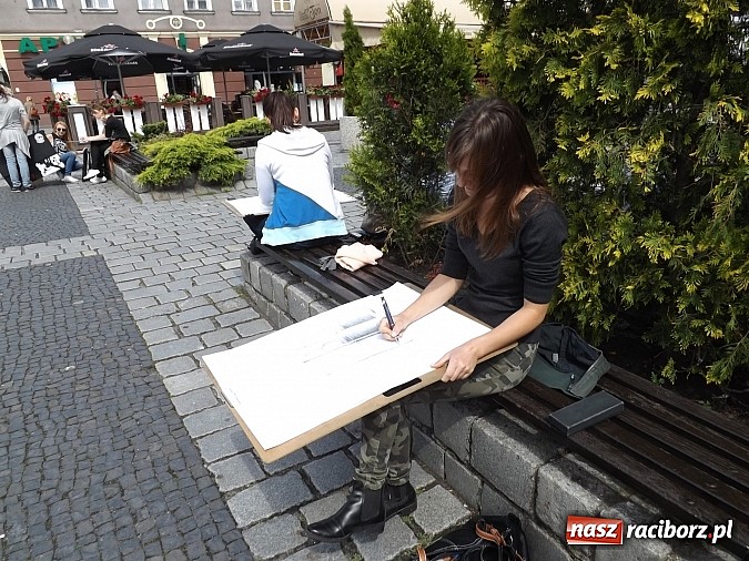 Zdjęcie w galerii na portalu naszraciborz.pl: Studenci PWSZ szkicują w plenerze wiadomości z regionu