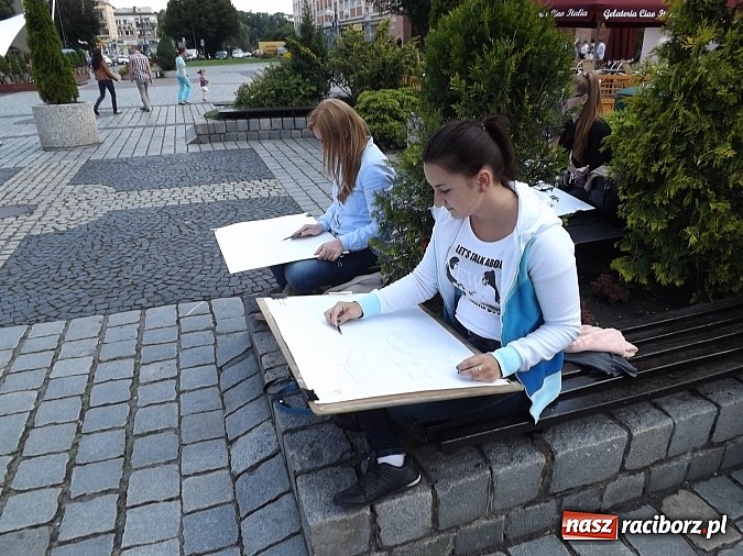 Zdjęcie w galerii na portalu naszraciborz.pl: Studenci PWSZ szkicują w plenerze wiadomości z regionu