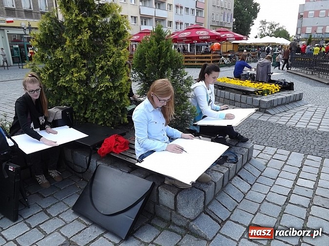 Zdjęcie w galerii na portalu naszraciborz.pl: Studenci PWSZ szkicują w plenerze wiadomości z regionu