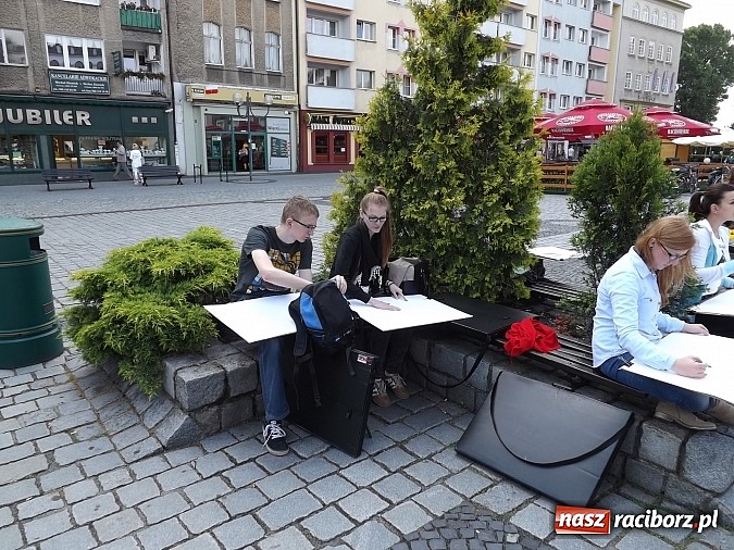 Zdjęcie w galerii na portalu naszraciborz.pl: Studenci PWSZ szkicują w plenerze wiadomości z regionu