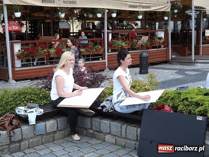 Zdjęcie w galerii na portalu naszraciborz.pl: Studenci PWSZ szkicują w plenerze wiadomości z regionu