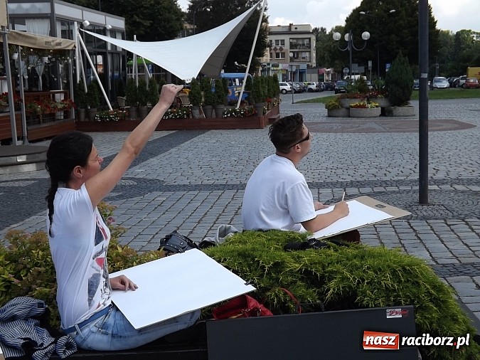 Zdjęcie w galerii na portalu naszraciborz.pl: Studenci PWSZ szkicują w plenerze wiadomości z regionu