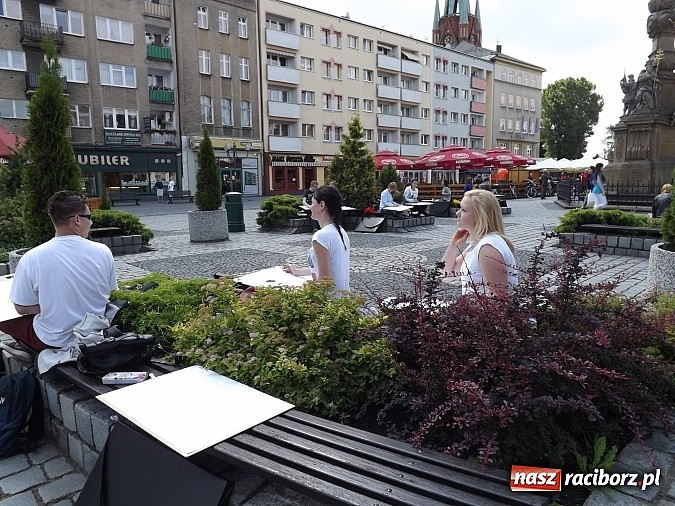 Zdjęcie w galerii na portalu naszraciborz.pl: Studenci PWSZ szkicują w plenerze wiadomości z regionu
