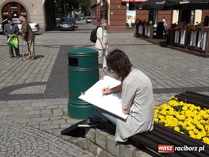 Zdjęcie w galerii na portalu naszraciborz.pl: Studenci PWSZ szkicują w plenerze wiadomości z regionu