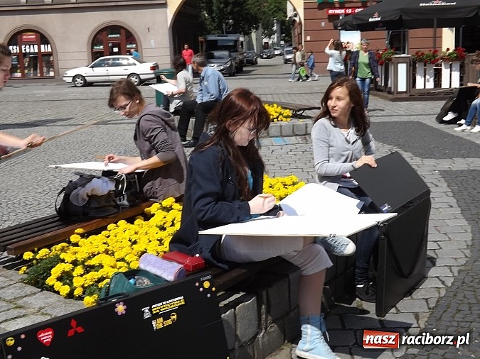 Zdjęcie w galerii na portalu naszraciborz.pl: Studenci PWSZ szkicują w plenerze wiadomości z regionu
