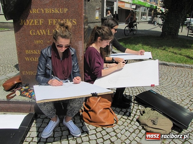 Zdjęcie w galerii na portalu naszraciborz.pl: Studenci PWSZ szkicują w plenerze wiadomości z regionu