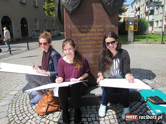 Zdjęcie w galerii na portalu naszraciborz.pl: Studenci PWSZ szkicują w plenerze wiadomości z regionu