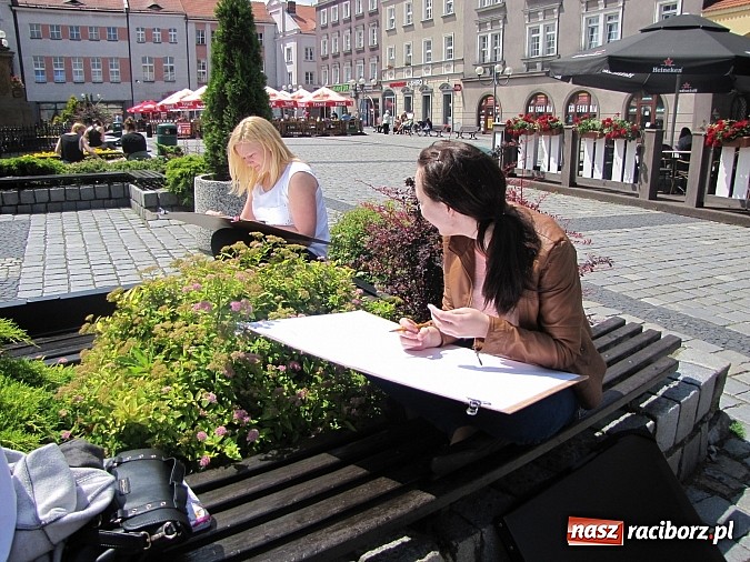 Zdjęcie w galerii na portalu naszraciborz.pl: Studenci PWSZ szkicują w plenerze wiadomości z regionu